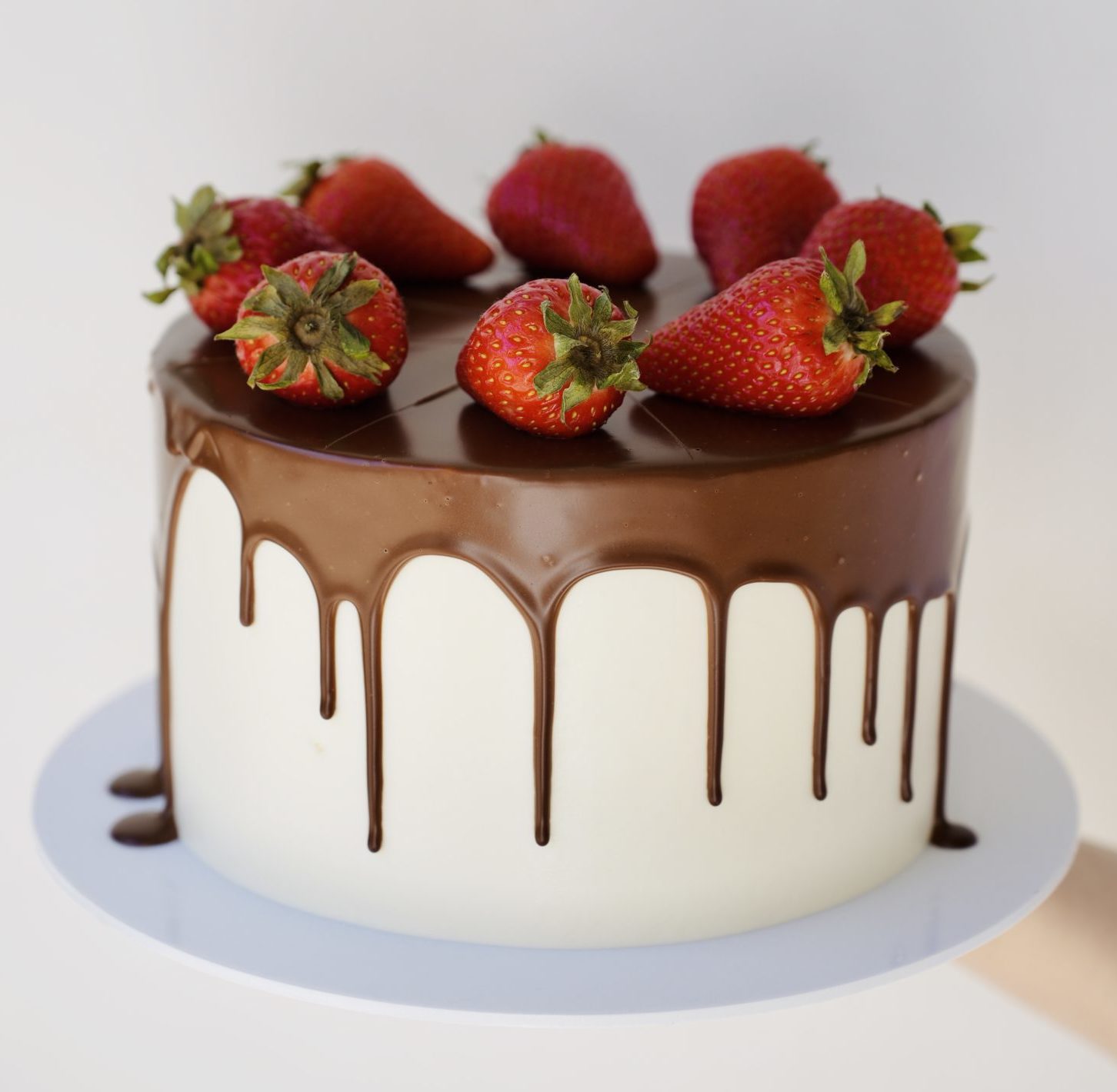 Шоколадный торт с клубникой и ванилью, 2-2.1kg