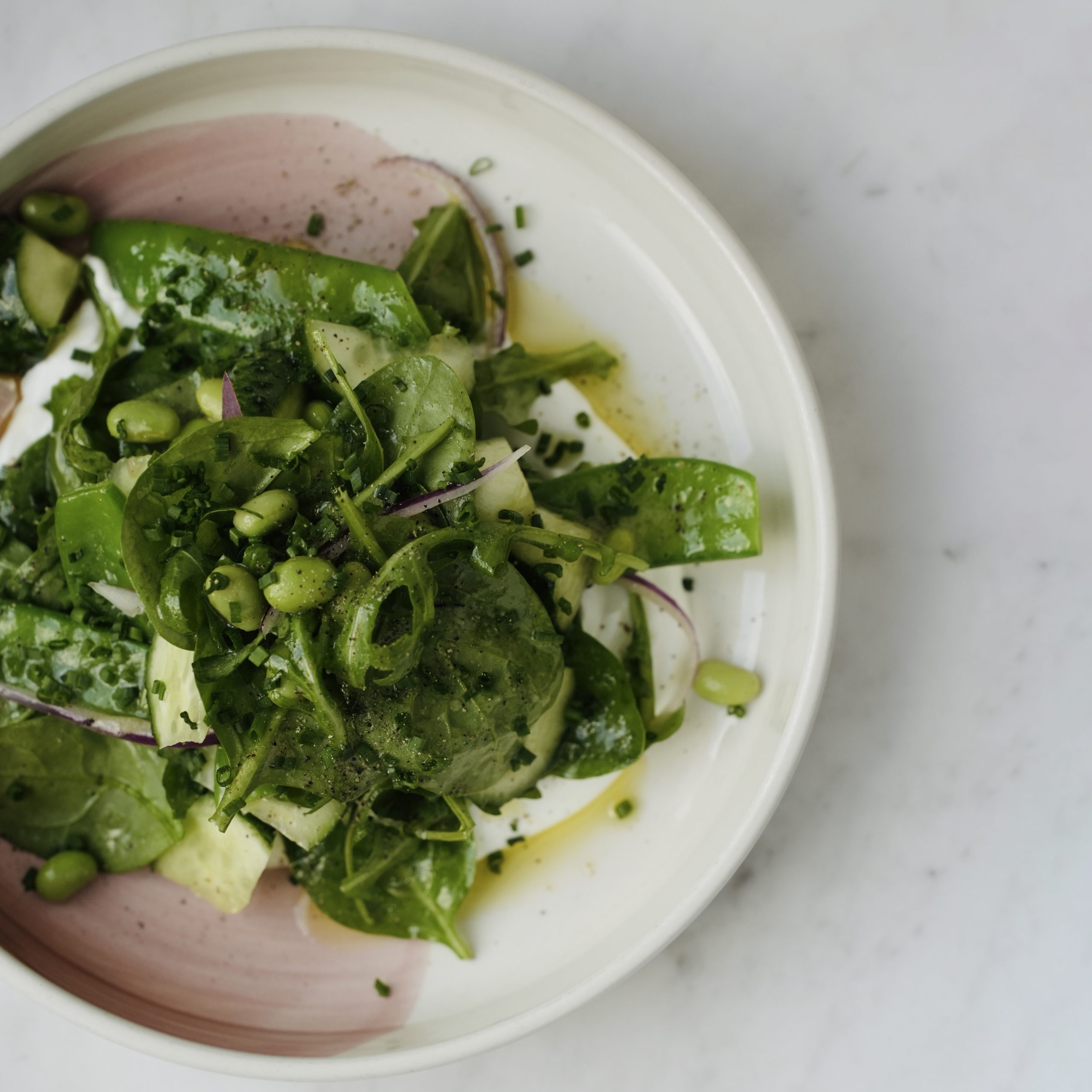 Зеленый салат с бобами эдамаме